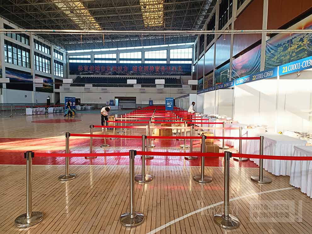 馬拉松活動(dòng)中使用紅色隔離帶