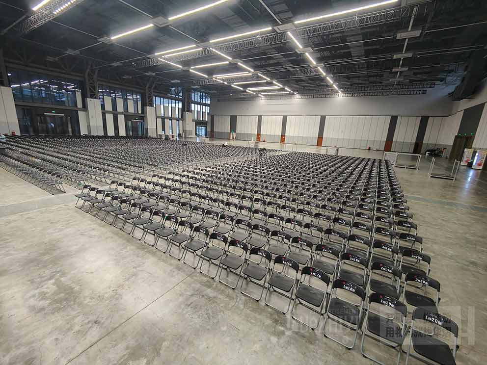 龍子湖藝術中心音樂節(jié)折疊椅布置現(xiàn)場
