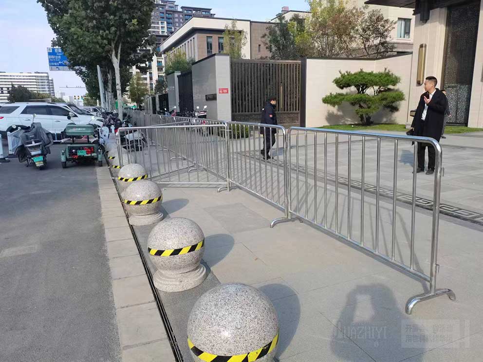 樓盤(pán)中心使用華熠鐵馬護(hù)欄租賃分隔場(chǎng)地