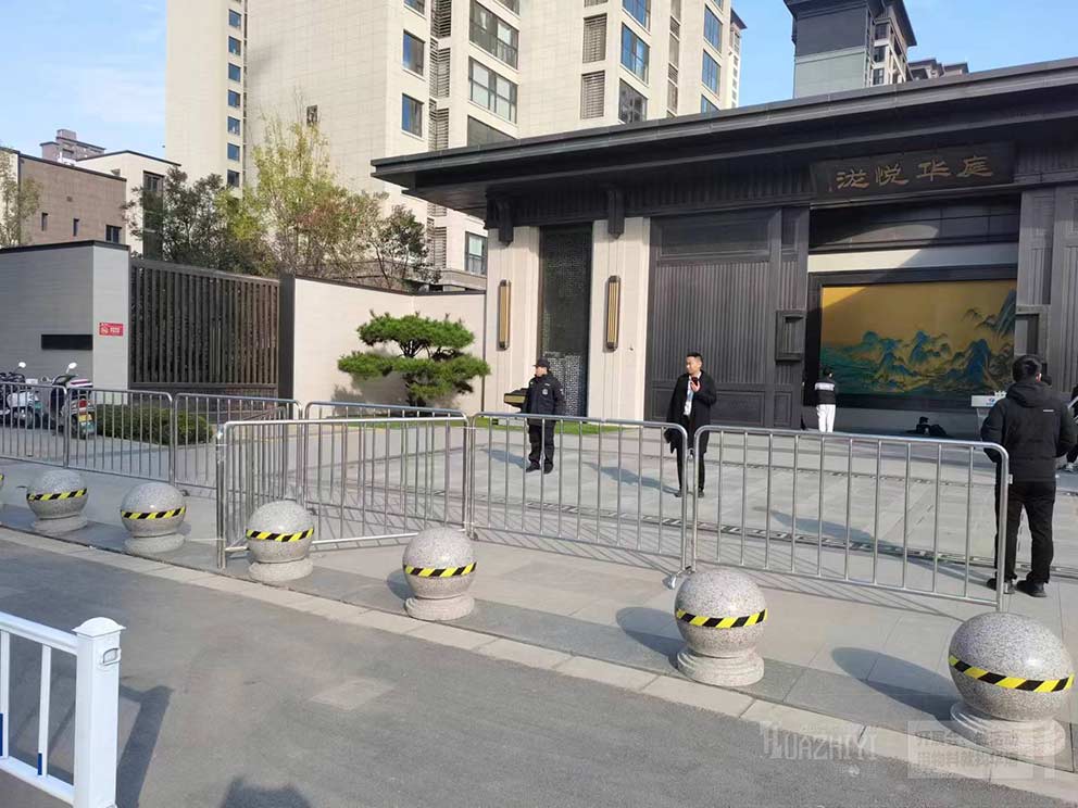 樓盤(pán)中心使用華熠鐵馬護(hù)欄租賃分隔場(chǎng)地