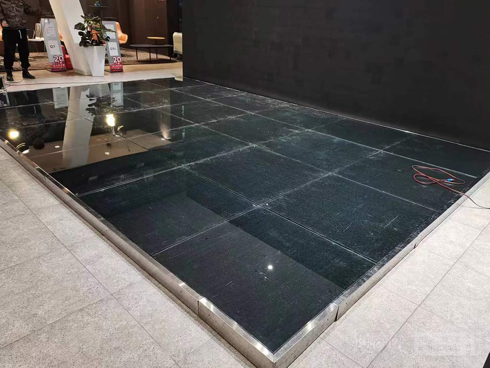 豐之元玻璃地臺(tái)現(xiàn)場(chǎng)鋪設(shè)