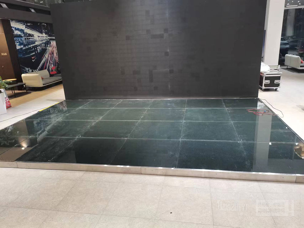 豐之元玻璃地臺(tái)現(xiàn)場(chǎng)鋪設(shè)