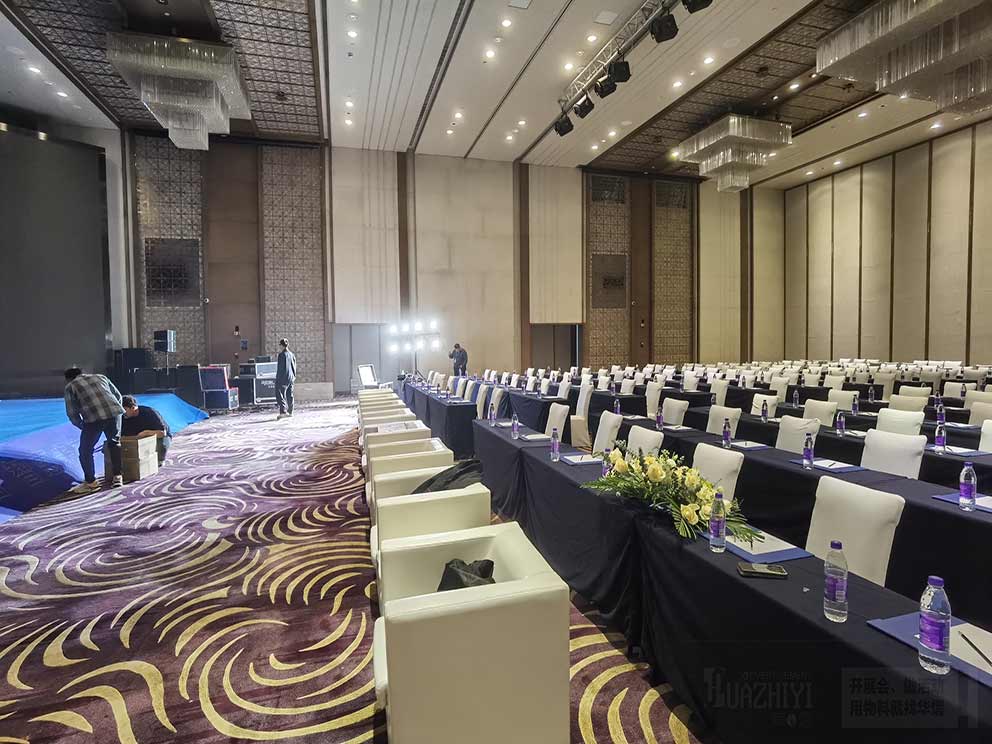 酒店臨時(shí)活動(dòng)租賃使用白色皮質(zhì)沙發(fā)和茶幾