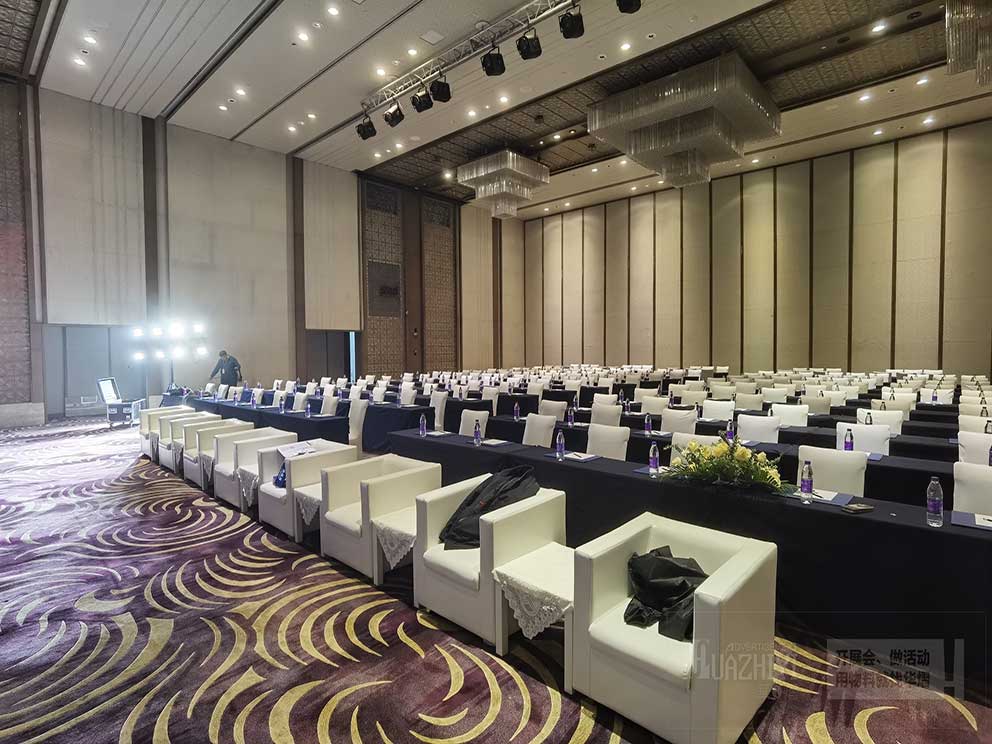 酒店臨時(shí)活動(dòng)租賃使用白色皮質(zhì)沙發(fā)和茶幾