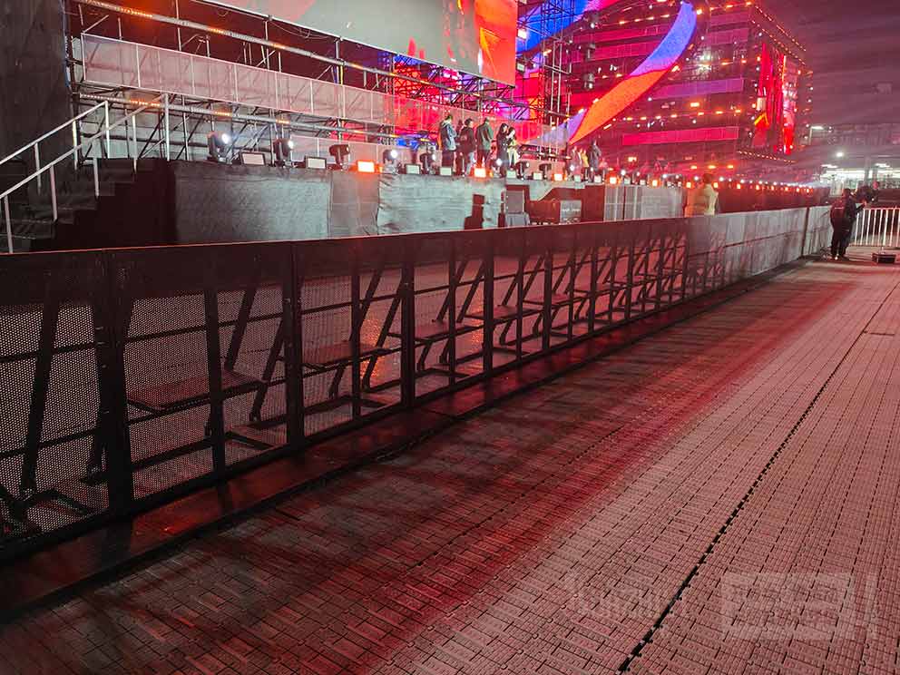 企業(yè)年會現(xiàn)場租賃華熠防爆欄作為安全隔離