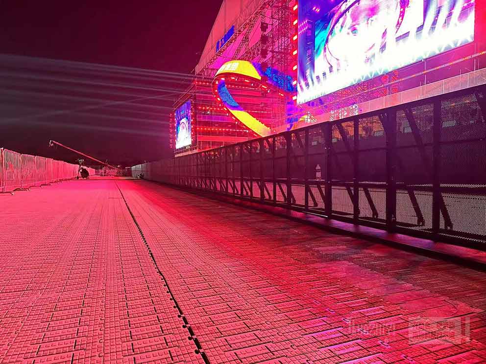 企業(yè)年會現(xiàn)場租賃華熠防爆欄作為安全隔離