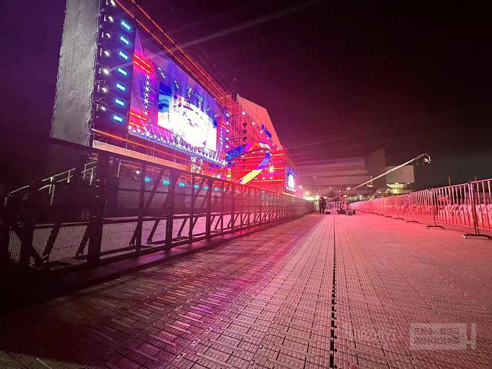 企業(yè)年會現(xiàn)場租賃華熠防爆欄作為安全隔離