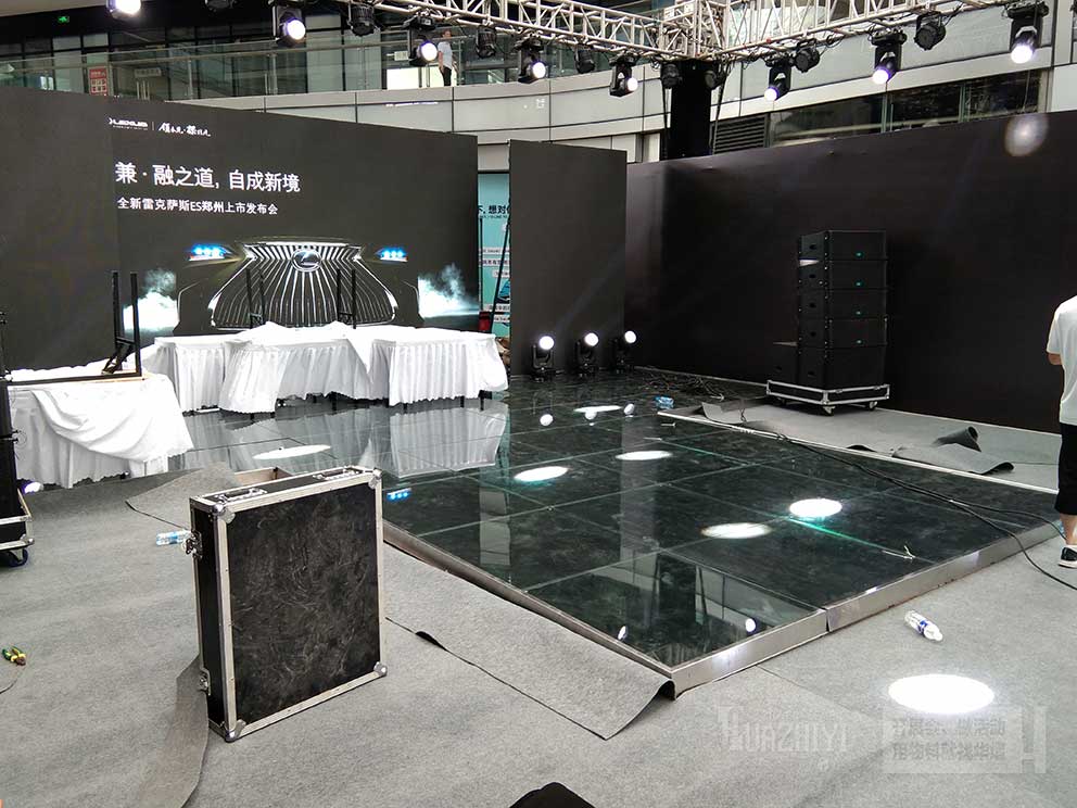 品牌汽車發(fā)布會(huì)搭建玻璃地臺(tái)