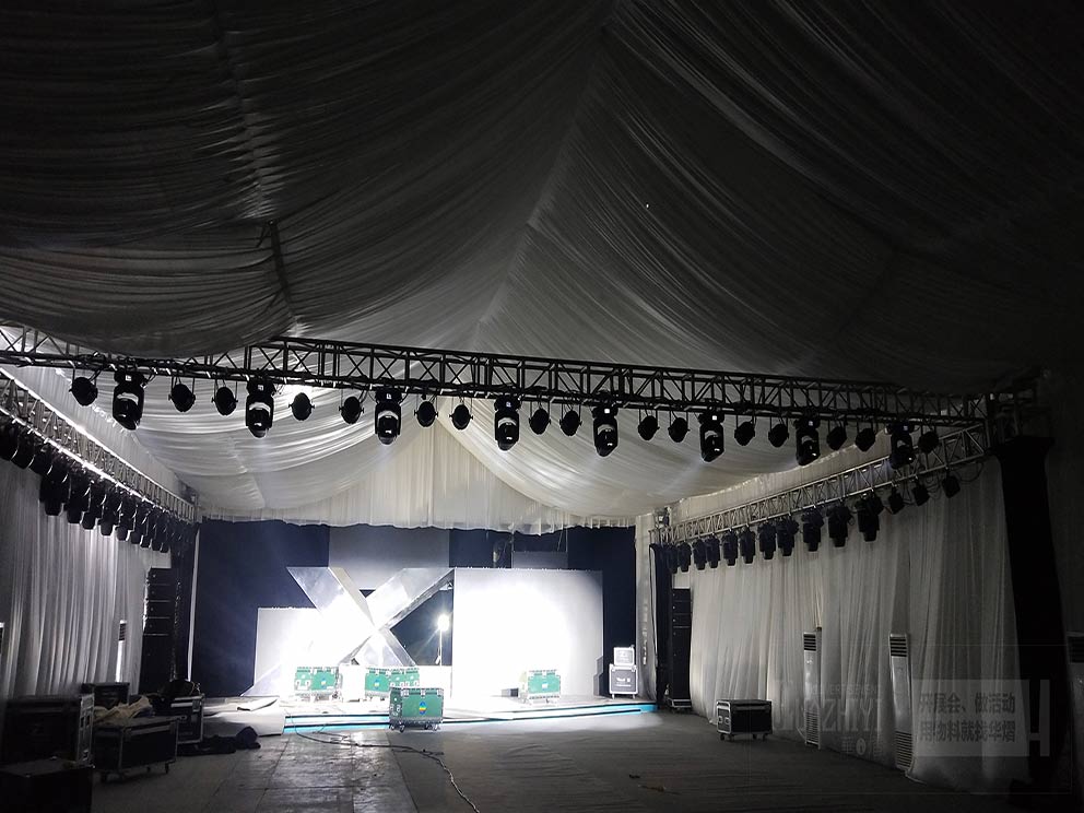 大型篷房?jī)?nèi)搭配使用燈光架營(yíng)造更好活動(dòng)現(xiàn)場(chǎng)