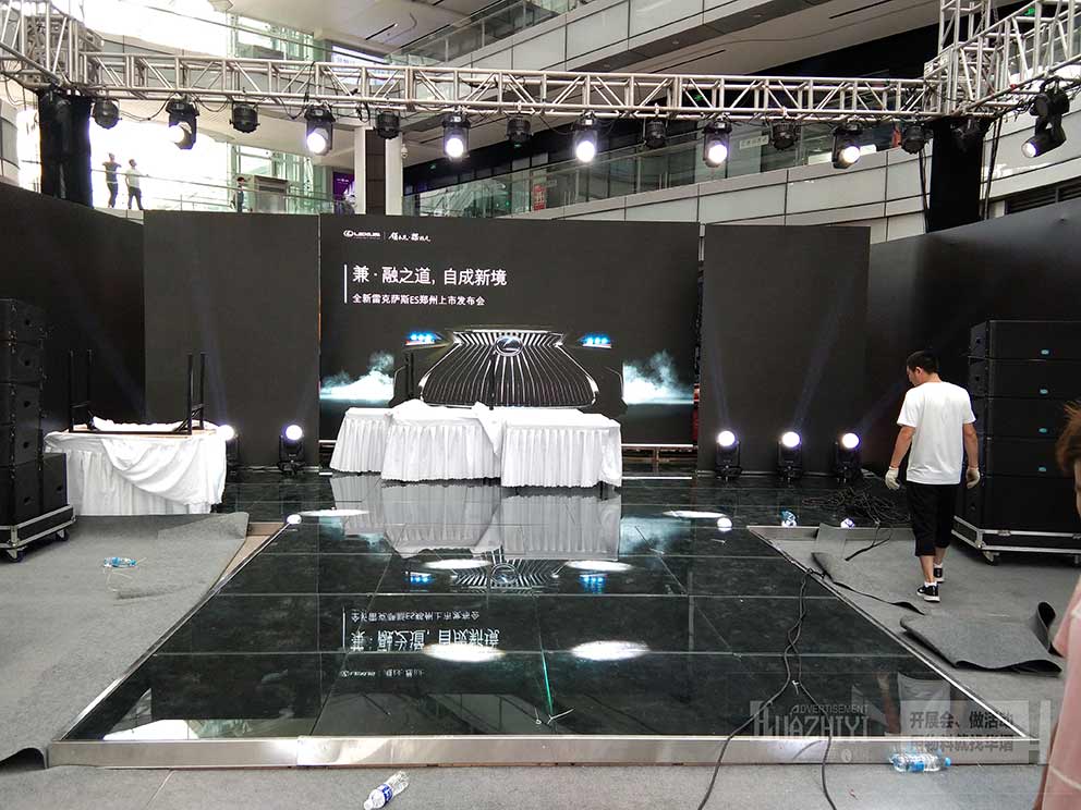 品牌汽車發(fā)布會(huì)搭建玻璃地臺(tái)