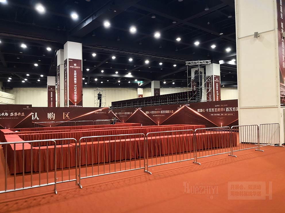 租賃鐵馬護(hù)欄用來(lái)分隔等候區(qū)隊(duì)列是很好的選擇