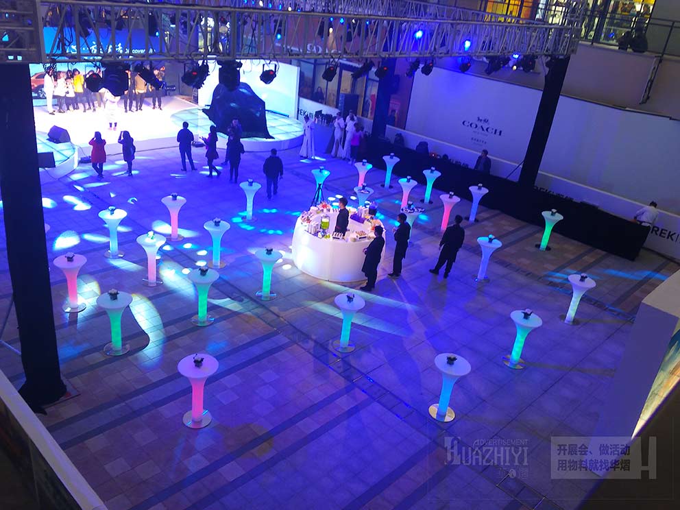 華熠發(fā)光桌椅出租出現(xiàn)在杉杉奧萊購物廣場