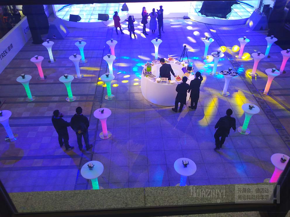 華熠發(fā)光桌椅出租出現(xiàn)在杉杉奧萊購物廣場