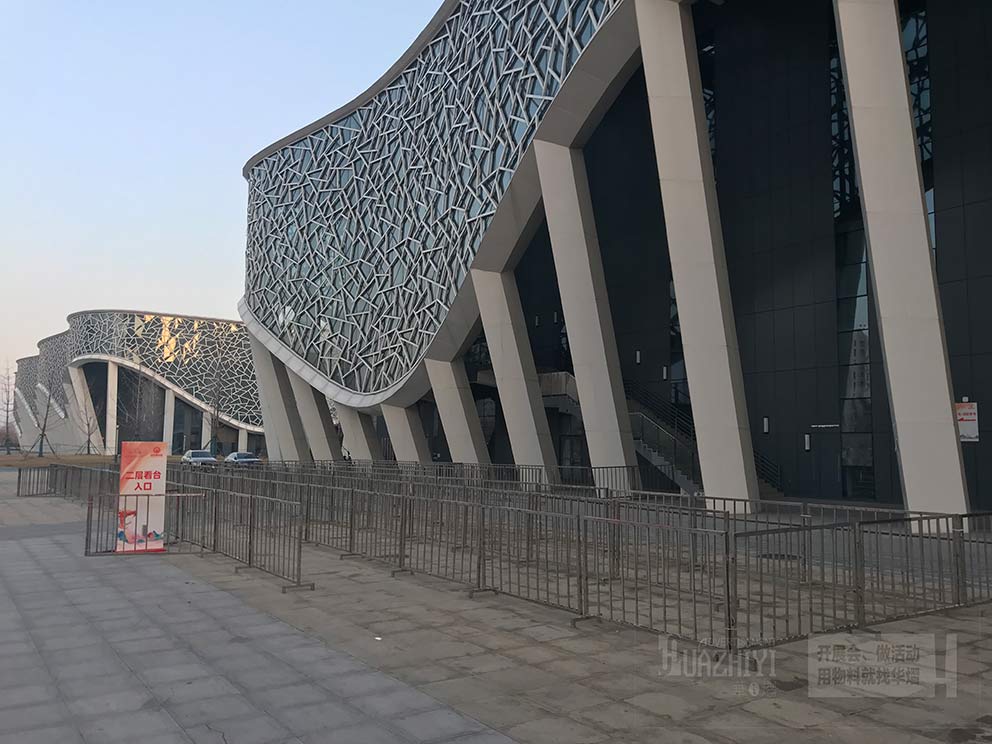 新鄉(xiāng)鐵馬護(hù)欄租賃參與體育中心活動