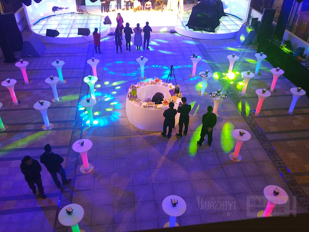 華熠發(fā)光桌椅出租出現(xiàn)在杉杉奧萊購物廣場