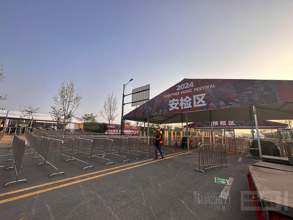 安檢區(qū)鐵馬護(hù)欄租賃：規(guī)范人群隊(duì)列的得力助手