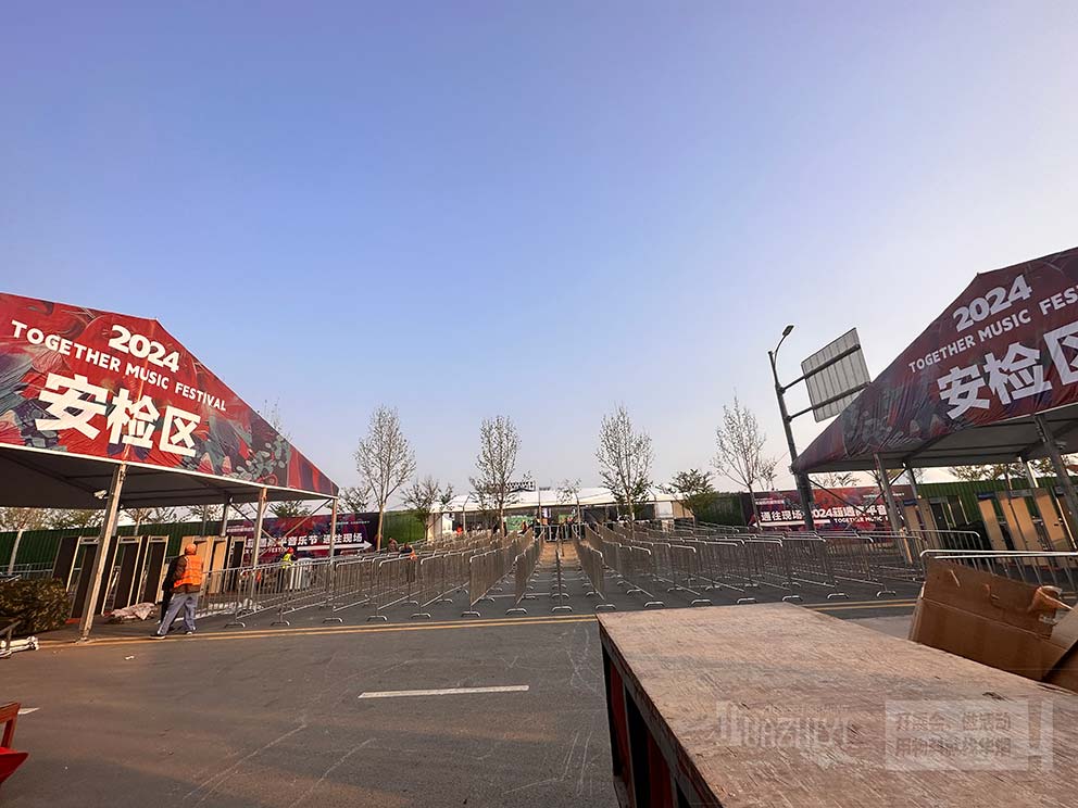 安檢區(qū)鐵馬護(hù)欄租賃：規(guī)范人群隊(duì)列的得力助手