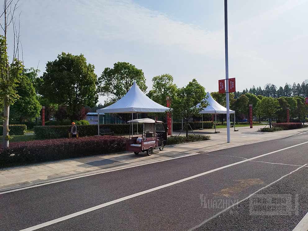 華熠篷房租賃廠家布置馬拉松沿途篷房現(xiàn)場