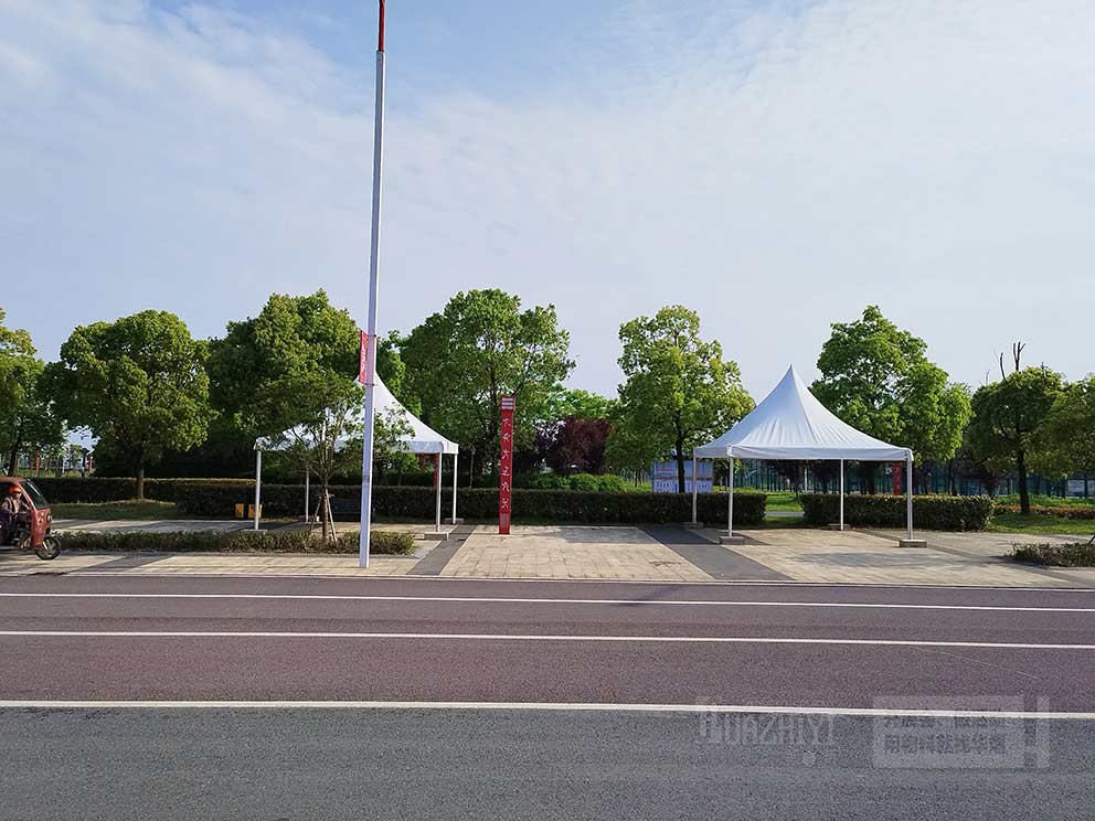 華熠篷房租賃廠家布置馬拉松沿途篷房現(xiàn)場