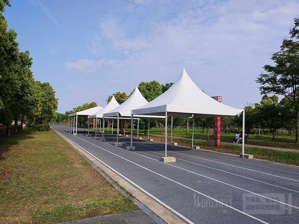 華熠篷房租賃廠家布置馬拉松沿途篷房現(xiàn)場