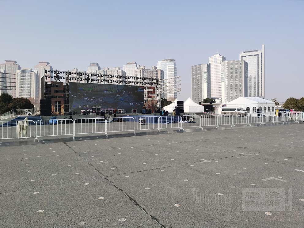 白色鐵馬護欄租賃用在分隔舞臺和觀眾很合適