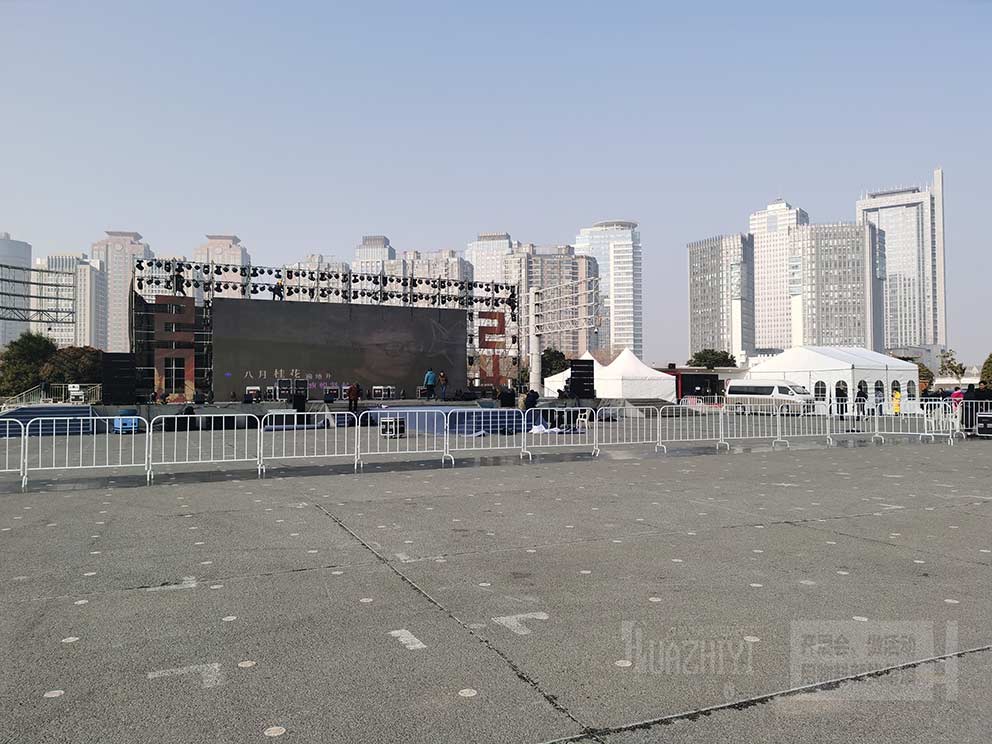 白色鐵馬護欄租賃用在分隔舞臺和觀眾很合適