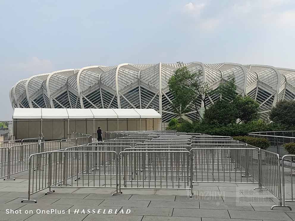 武漢鐵馬護(hù)欄租賃廠家布置體育場(chǎng)館外鐵馬現(xiàn)場(chǎng)