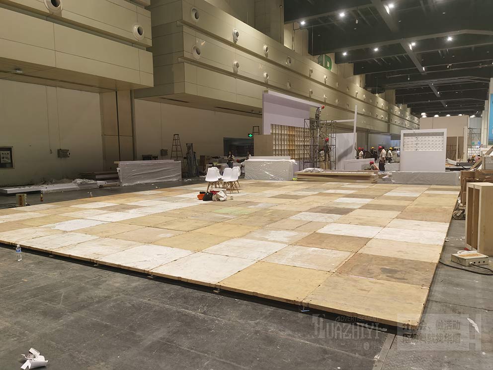 鄭州舞臺租賃廠家?guī)呓嘏_布置現(xiàn)場