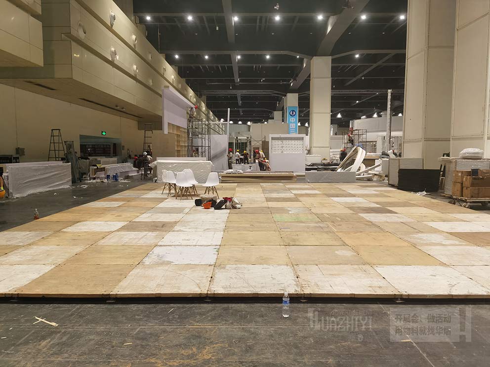 鄭州舞臺租賃廠家?guī)呓嘏_布置現(xiàn)場