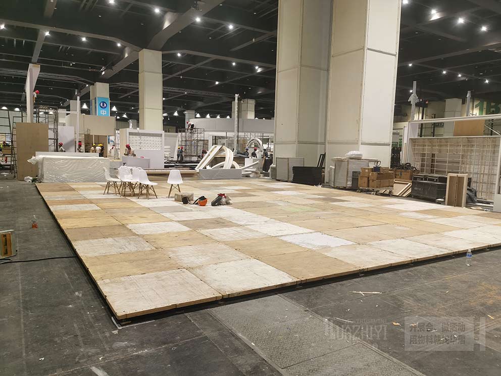 鄭州舞臺租賃廠家?guī)呓嘏_布置現(xiàn)場