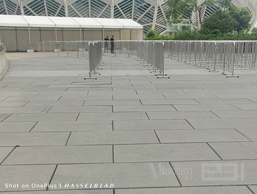 武漢鐵馬護(hù)欄租賃廠家布置體育場(chǎng)館外鐵馬現(xiàn)場(chǎng)