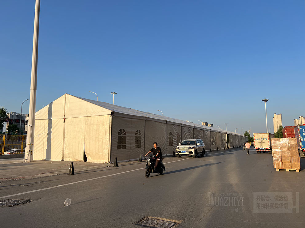 華熠篷房租賃廠家搭建百榮展銷會篷房現(xiàn)場