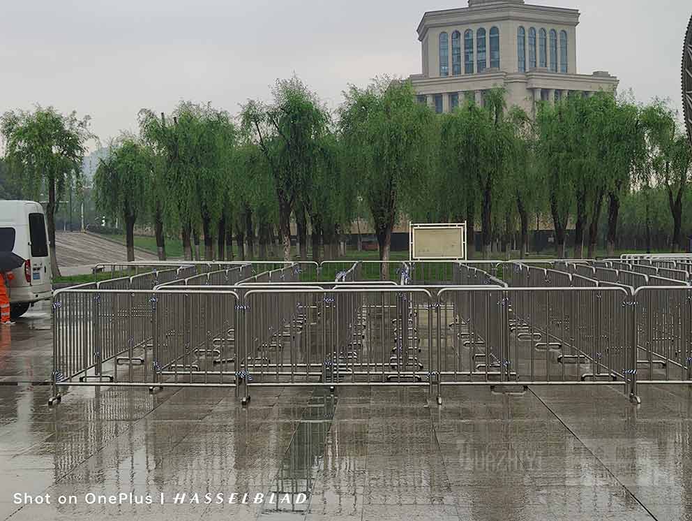 鐵馬護(hù)欄出租布置碼頭旅游季排隊(duì)護(hù)欄