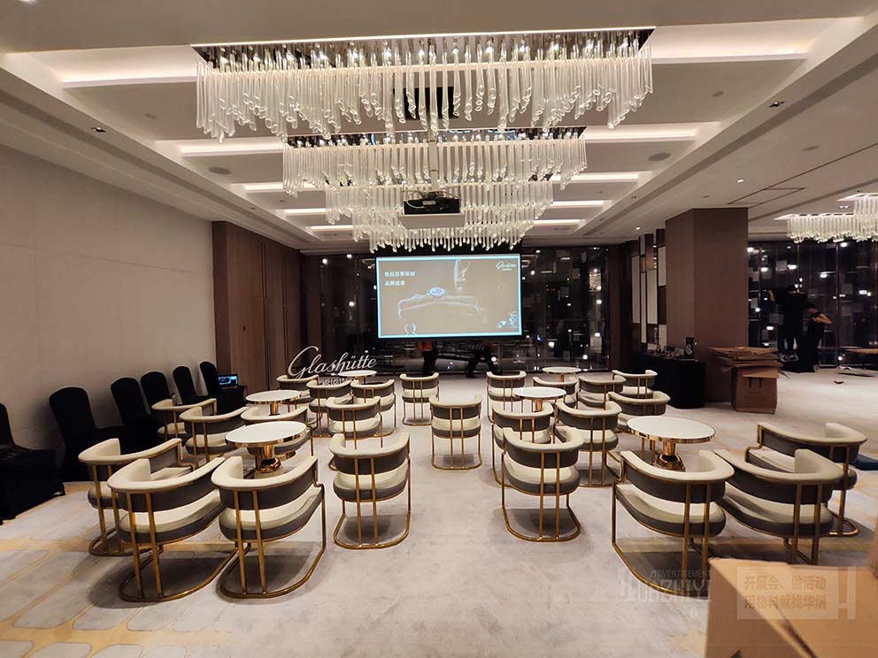 華熠新款沙發(fā)茶幾租賃現(xiàn)身室內(nèi)臨時(shí)沙龍會(huì)議