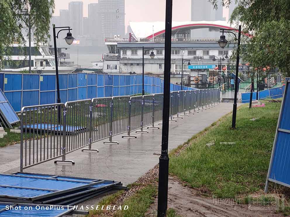 鐵馬護(hù)欄出租布置碼頭旅游季排隊(duì)護(hù)欄