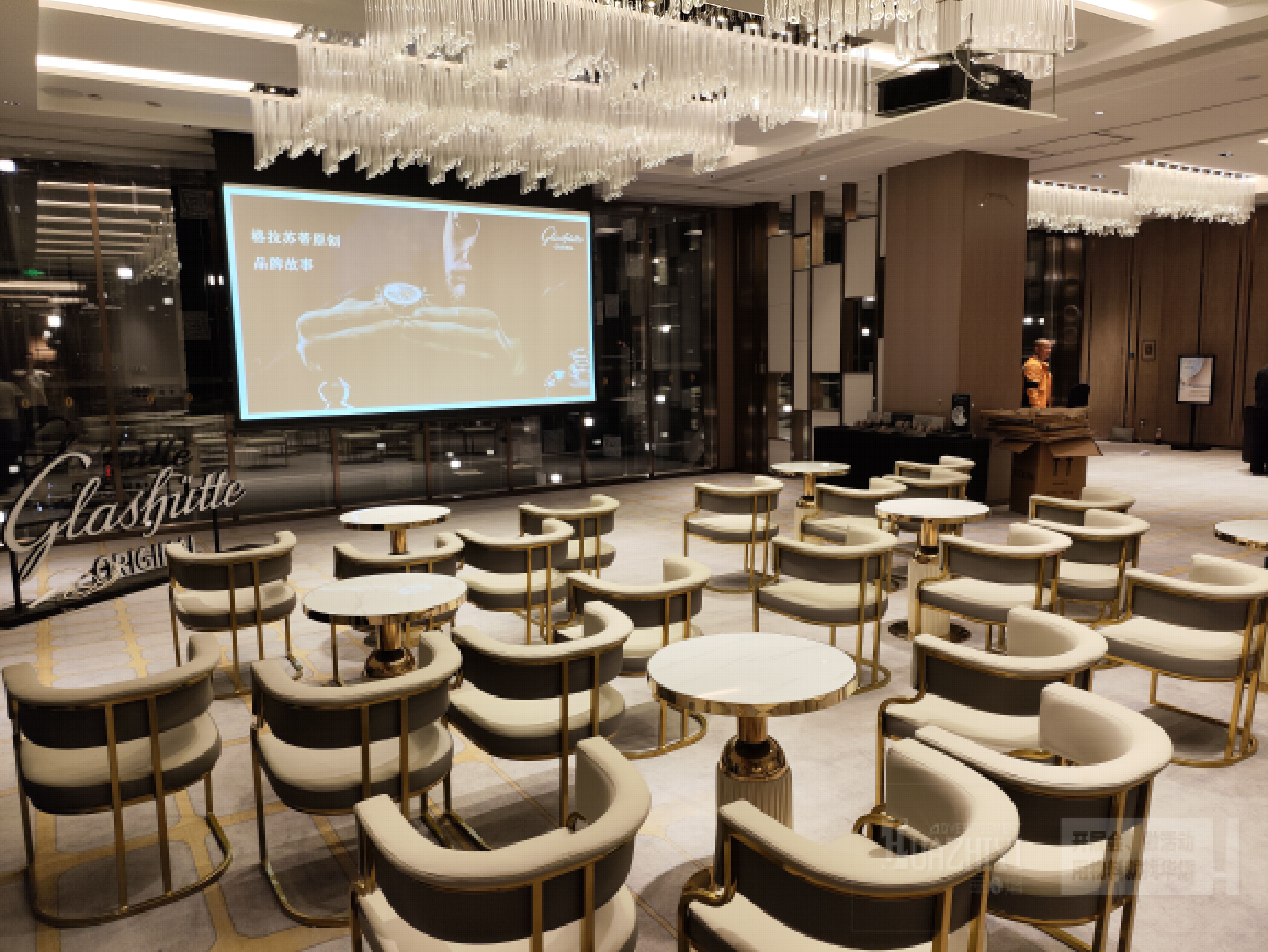 華熠新款沙發(fā)茶幾租賃現(xiàn)身室內(nèi)臨時(shí)沙龍會(huì)議