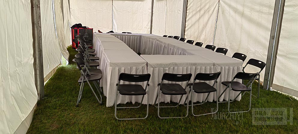 簡(jiǎn)易桌椅租賃公司布置戶外文化節(jié)臨時(shí)休息區(qū)域