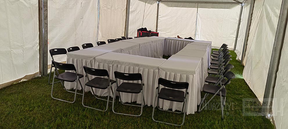 簡(jiǎn)易桌椅租賃公司布置戶外文化節(jié)臨時(shí)休息區(qū)域