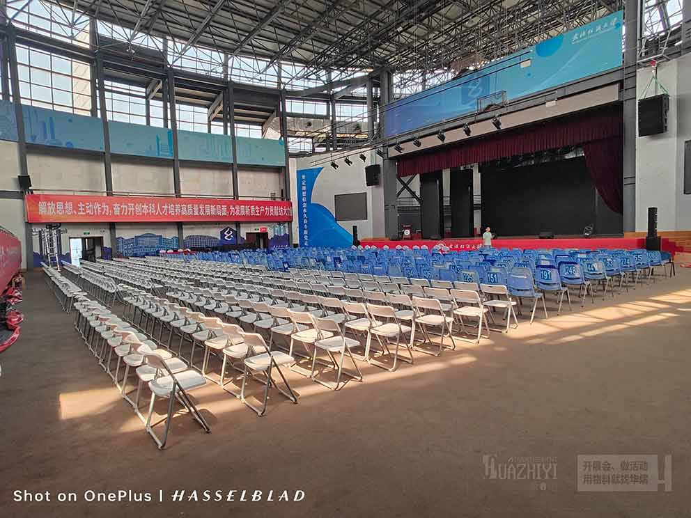 桌椅出租現(xiàn)場(chǎng)直拍：擺放整齊劃一，服務(wù)標(biāo)準(zhǔn)化