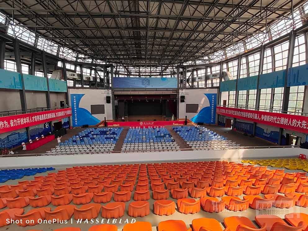 桌椅出租現(xiàn)場(chǎng)直拍：擺放整齊劃一，服務(wù)標(biāo)準(zhǔn)化