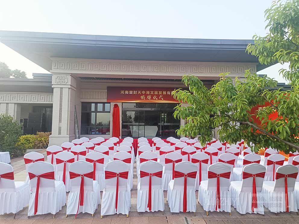 桌椅出租公司圓滿完成布場—桌椅一線排列，彰顯風(fēng)范