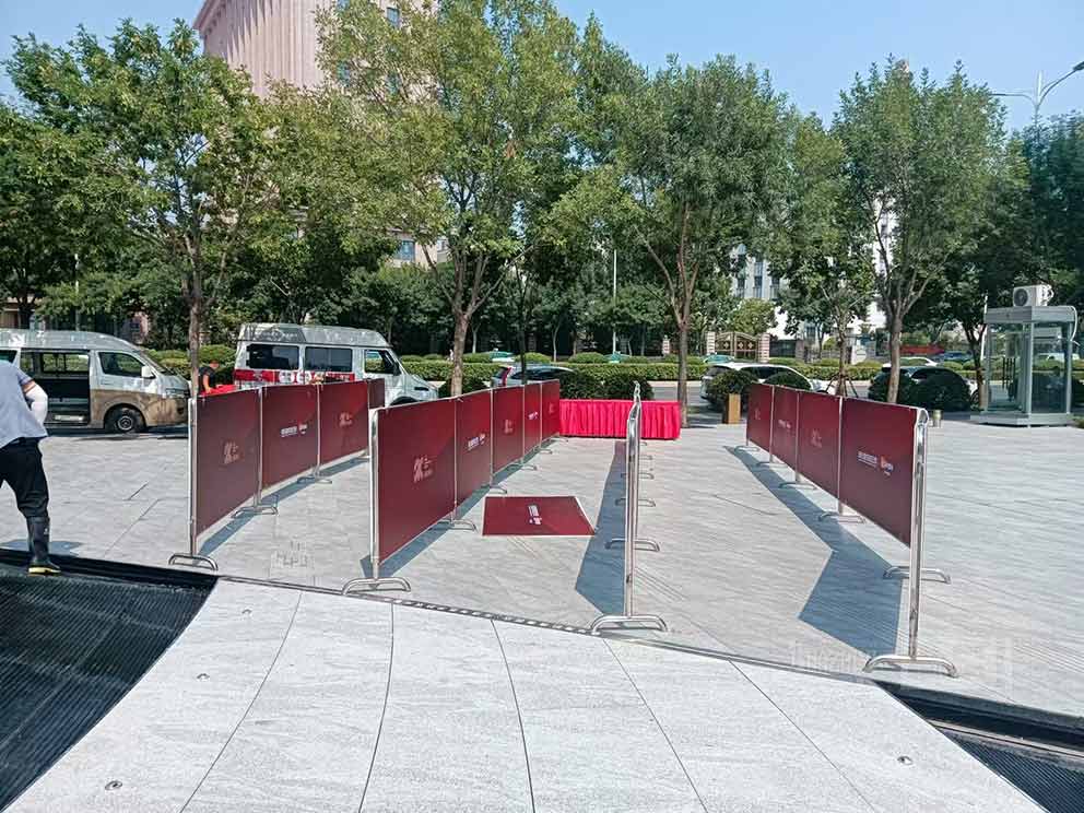 中原城市展廳開盤活動由鄭州鐵馬護(hù)欄租賃廠家參與服務(wù)