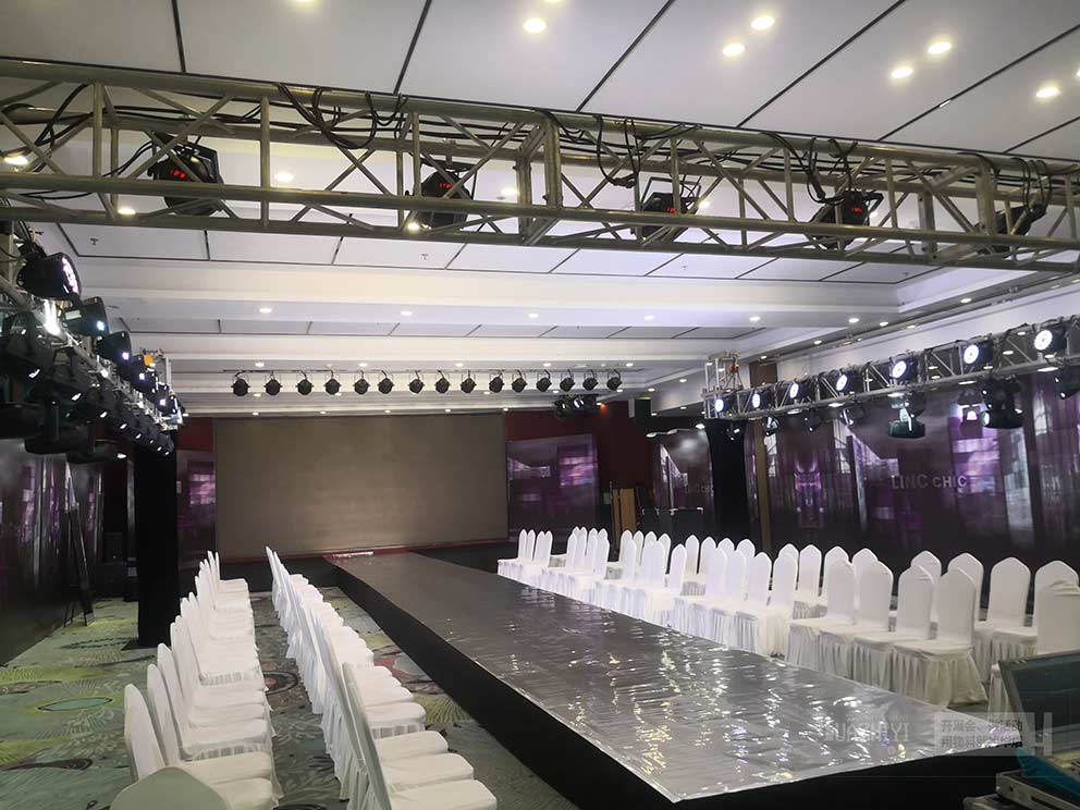 鄭州桌椅租賃是這樣布置活動發(fā)布會現(xiàn)場的