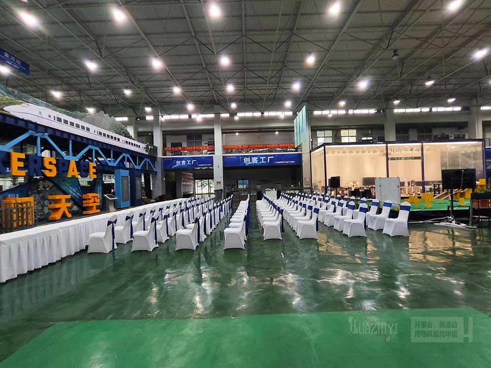 鄭州桌椅出租廠家布場(chǎng)完成，整齊劃一服務(wù)標(biāo)準(zhǔn)化