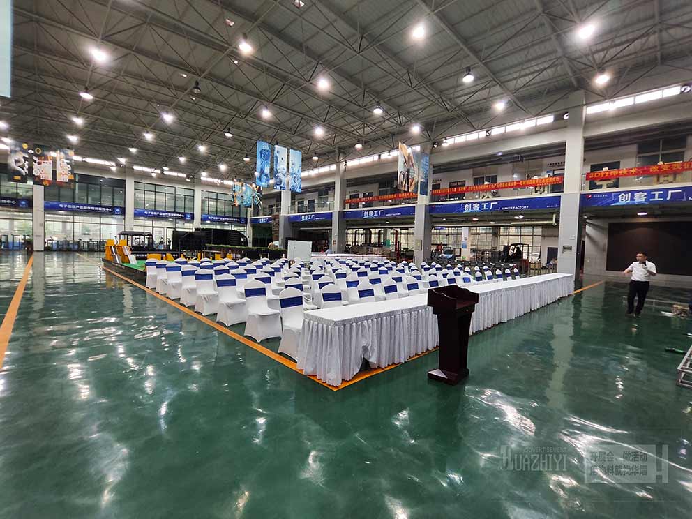 鄭州桌椅出租廠家布場(chǎng)完成，整齊劃一服務(wù)標(biāo)準(zhǔn)化