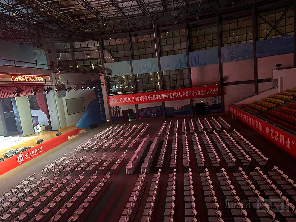 武漢紡織大學(xué)交響樂活動(dòng)使用了鄭州桌椅出租廠家提供的折疊椅