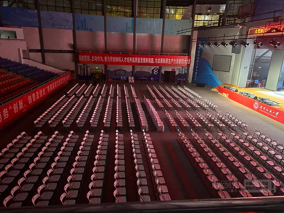 武漢紡織大學(xué)交響樂活動(dòng)使用了鄭州桌椅出租廠家提供的折疊椅