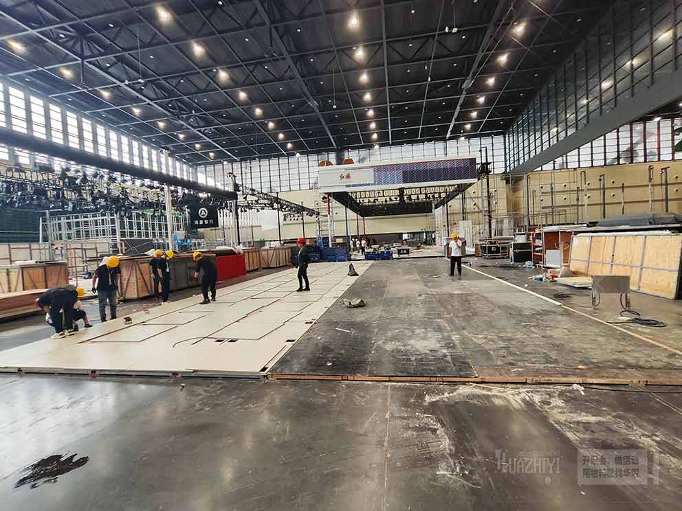 鄭州地臺(tái)租賃廠家?guī)ガF(xiàn)場(chǎng)，看車展活動(dòng)地臺(tái)是如何布置的