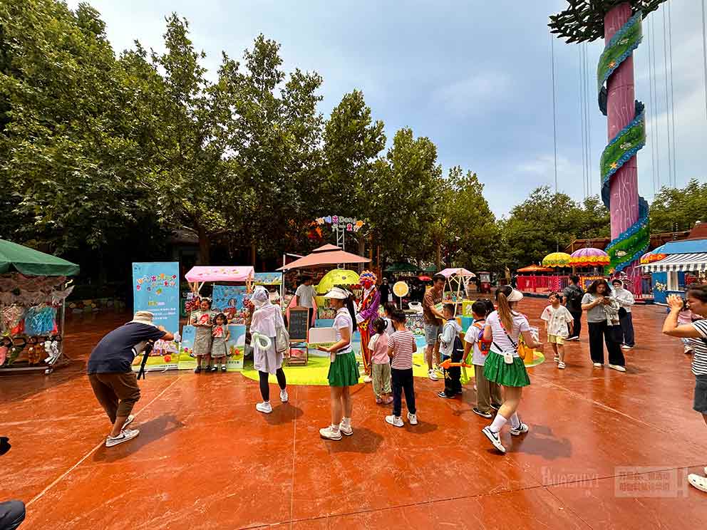 快閃店活動(dòng)的現(xiàn)場(chǎng)物料 T板等由鄭州華熠物料廠家負(fù)責(zé)布置