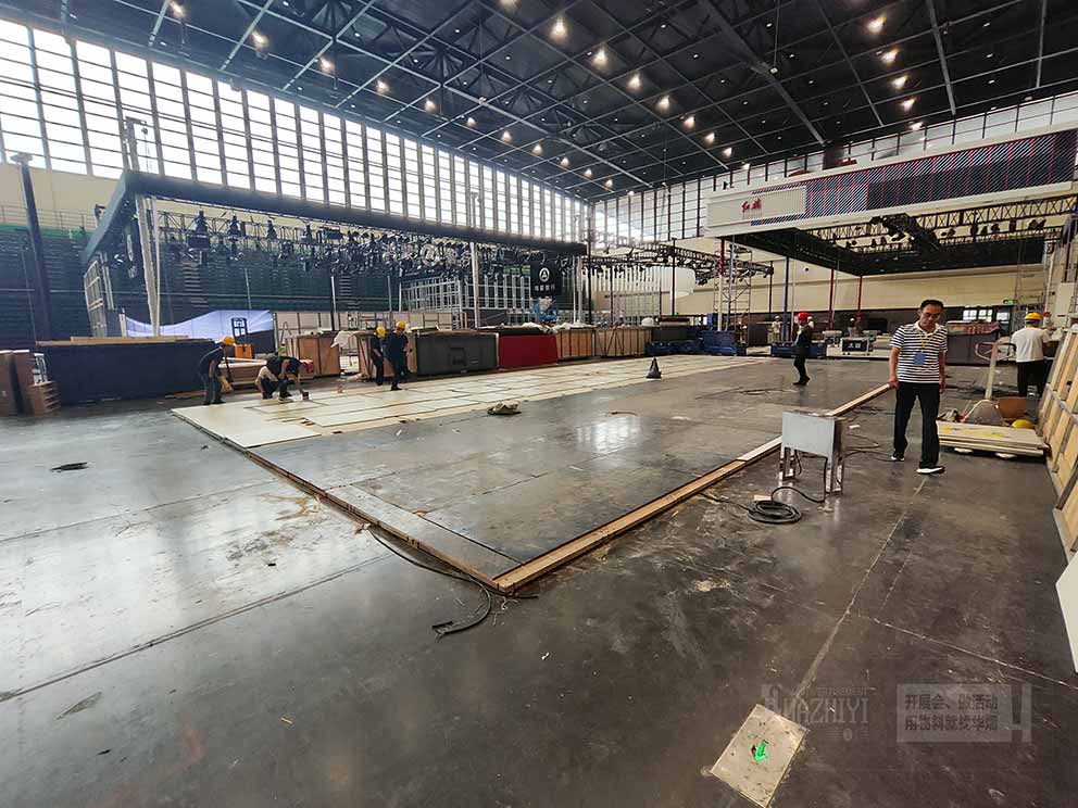 鄭州地臺(tái)租賃廠家?guī)ガF(xiàn)場(chǎng)，看車展活動(dòng)地臺(tái)是如何布置的